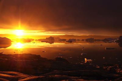 Coucher de soleil sur les icebergs du Fjord Sermilik - Groenland