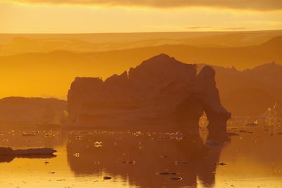 Coucher de soleil sur les icebergs du Fjord Sermilik - Groenland