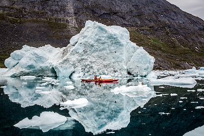 © Raven Eye Photography/VisitGreenland - Kayak dans le fjord de Nuuk - Groenland Kayak dans le fjord de Nuuk - Groenland
