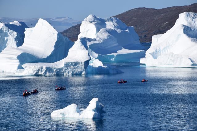 Kayaks entre les icebergs dans la baie de Disko - Groenland