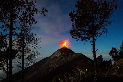 Éruption nocturne du volcan Fuego - Guatemala
