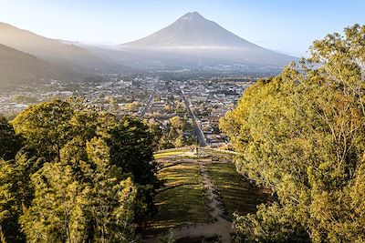 Vue d’Antigua et du volcan Agua  - Guatemala