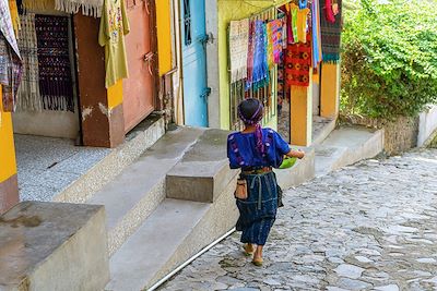 © jesuschurion57 / Adobe Stock - Village de Santa Catarina Palopo - Guatemala Village de Santa Catarina Palopo - Guatemala