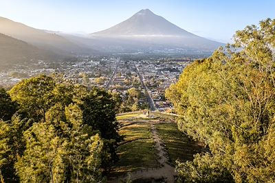 © Stefan Tomic / iStock - Vue d’Antigua et du volcan Agua - Guatemala Vue d’Antigua et du volcan Agua - Guatemala