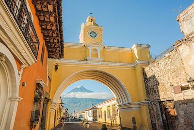 © Oleh_Slobodeniuk / iStock - Vue d’Antigua et du volcan Agua - Guatemala Vue d’Antigua et du volcan Agua - Guatemala