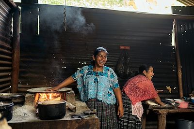 Femmes faisant le repas au Guatemala 