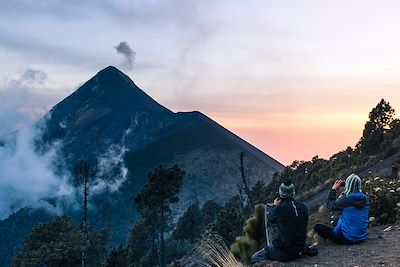 Randonneurs contemplant  le volcan Fuego depuis le  camp du volcan  Acatenango  - Guatemala