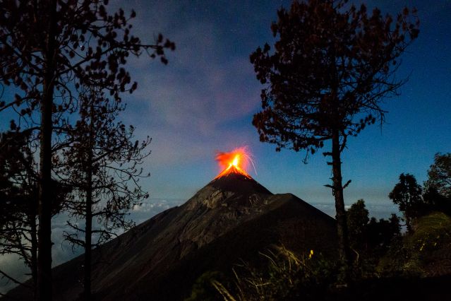Éruption nocturne du volcan Fuego - Guatemala