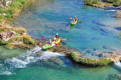 © Luka Skunca - Kayak sur la rivière Zrmanja - Croatie Kayak sur la rivière Zrmanja - Croatie