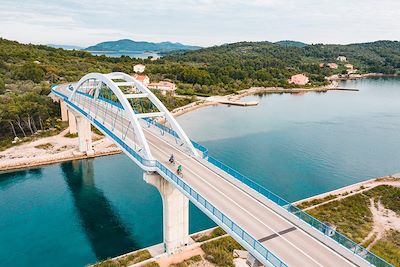 Pont de Zdrelac entre les îles d'Ugljan et de Pasman - Croatie