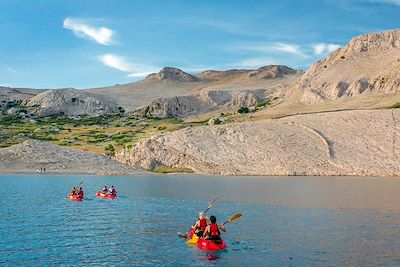 © Marko Kapitanovic - Kayak dans la baie de Pag - Croatie Kayak dans la baie de Pag - Croatie