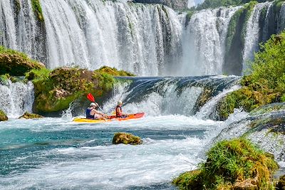 © Nika Gorenec - Kayak sur la rivière Zrmanja - Croatie Kayak sur la rivière Zrmanja - Croatie