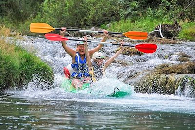 © Nika Gorenec - Kayak sur la rivière Zrmanja - Croatie Kayak sur la rivière Zrmanja - Croatie