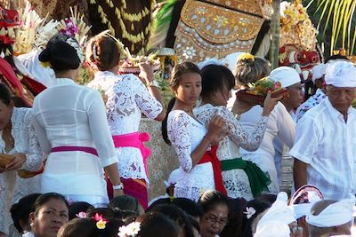 © Cédric Aincy - Cérémonie de Melasti - Sanur - Bali - Indonésie Cérémonie de Melasti - Sanur - Bali - Indonésie