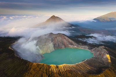 © Twenty47studio / Getty Images - Volcan Ijen - cratère vue du ciel Volcan Ijen - cratère vue du ciel