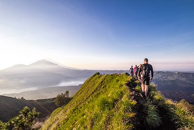 © Emma Tyers / Getty Images - Volcan Batur avec vue sur le volcan Agung - Indonésie Volcan Batur avec vue sur le volcan Agung - Indonésie