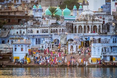 © erikhaze / iStock - Ghat du lac sacré - Pushkar - Rajasthan - Inde Ghat du lac sacré - Pushkar - Rajasthan - Inde