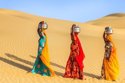 Des femmes indiennes portent des jarres d'eau dans le desert, Inde