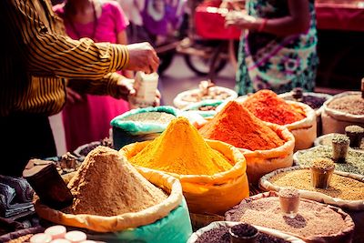 © Curioso.Photography / Adobe Stock - Epices traditionnelles dans un bazar en Inde Epices traditionnelles dans un bazar en Inde