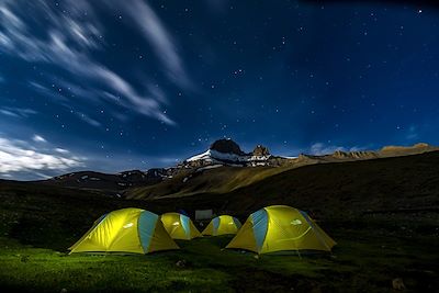 © Franck Charton - Nocturne sur le Sengge La (4960m) et son sommet éponyme - Zanskar - Inde Nocturne sur le Sengge La (4960m) et son sommet éponyme - Zanskar - Inde