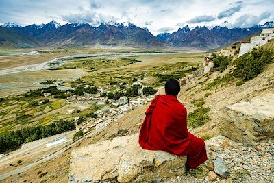 Moine de Karsha contemplant la plaine de Padum - Zanskar - Inde