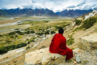 © Franck Charton - Moine de Karsha contemplant la plaine de Padum - Zanskar - Inde Moine de Karsha contemplant la plaine de Padum - Zanskar - Inde