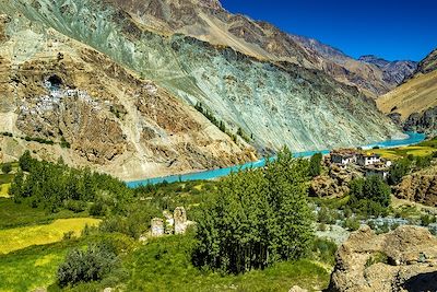 © Franck Charton - Phuktal Gompa depuis le village de Yugar - Zanskar - Inde Phuktal Gompa depuis le village de Yugar - Zanskar - Inde