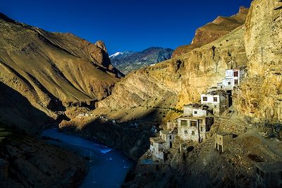 © Franck Charton - Phuktal Gompa depuis le chemin qui file au Nord vers Shade - Zanskar - Inde Phuktal Gompa depuis le chemin qui file au Nord vers Shade - Zanskar - Inde