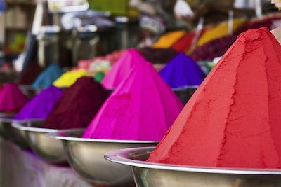 © istockphoto.com/nilanewsom - Couleurs du Holi Festival - Inde Couleurs du Holi Festival - Inde
