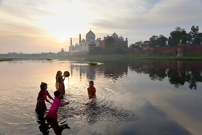 © Jon Arnold Images / hemis.fr - Taj Mahal et la collecte de l'eau sur les rives de la rivière Yamuna - Agra - Inde Taj Mahal et la collecte de l'eau sur les rives de la rivière Yamuna - Agra - Inde