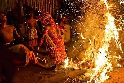 © Christophe Boisvieux / hemis.fr - Theyyam Kandanar Kelan maîtrisant le feu - Temple Pachatharavadu - Kannur - Azhikode - Inde Theyyam Kandanar Kelan maîtrisant le feu - Temple Pachatharavadu - Kannur - Azhikode - Inde