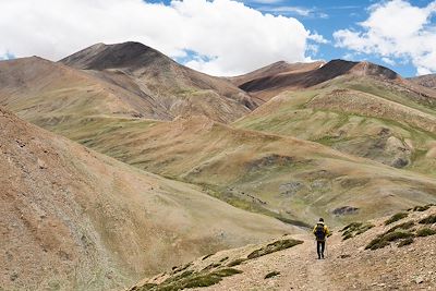 Descente du Kumur La avec en point de mire le Mandachal La - Ladakh - Inde