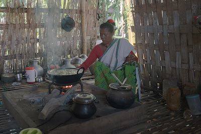 Femme Mishing vaque à ses occupations quotidiennes sur l’île de Majuli, Assam