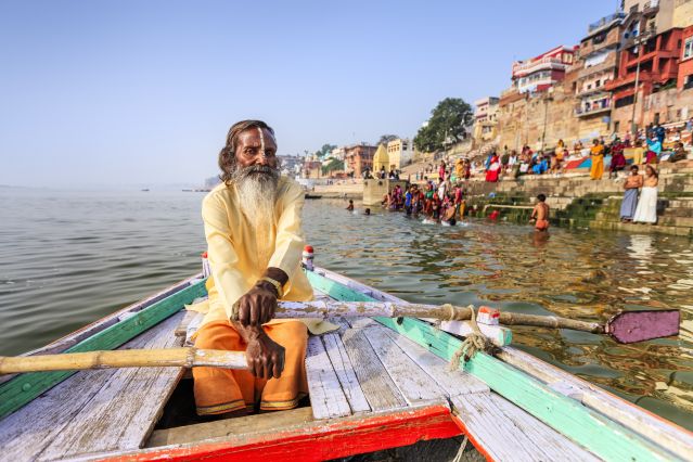 Un moine Sadhu sur le gange à Varanasi  -Bénarès - Inde