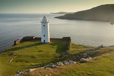 Le phare d'Ardnakinna sur l'île de Bere, dans la péninsule de Beara, dans le comté de West Cork, en Irlande