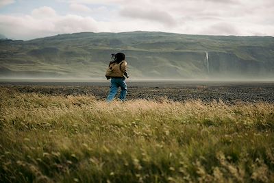 Enfant courant dans un champ - Islande