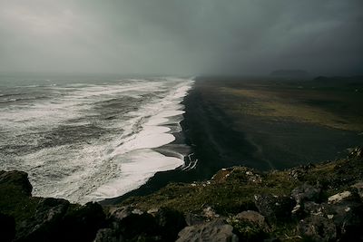 Plage de sable noir et rivage rocheux - Islande