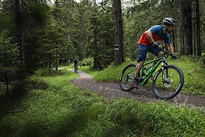 © E-Scale - VTT électrique dans les Dolomites - Italie VTT électrique dans les Dolomites - Italie