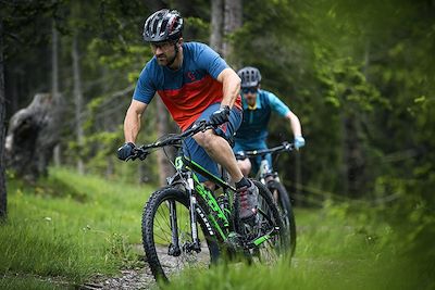 © E-Scale - VTT électrique dans les Dolomites - Italie VTT électrique dans les Dolomites - Italie