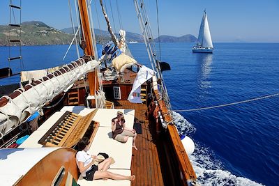 © DEGAS Jean-Pierre / hemis.fr - Croisière dans les îles Eoliennes - Sicile - Italie Croisière dans les îles Eoliennes - Sicile - Italie