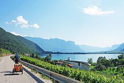 © Aurélien Tocquec - Lago di Caldaro - A vélo des Dolomites au Lac de Garde - Italie Lago di Caldaro - A vélo des Dolomites au Lac de Garde - Italie
