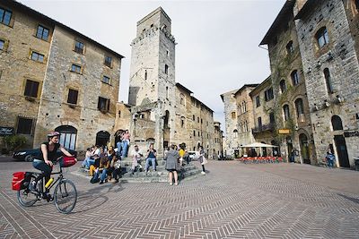  Sur la piazza della Cisterna - San Gimignano - Toscane - Italie
