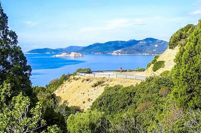 © Saddle Skedaddle - Route sur la côte du littoral sud - Sardaigne - Italie Route sur la côte du littoral sud - Sardaigne - Italie