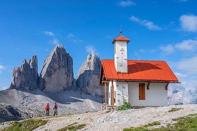 © Jon Arnold Images/ hemis.fr - Chapelle - Tre Cime di Lavaredo - Italie Chapelle - Tre Cime di Lavaredo - Italie