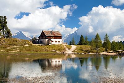 © DanielPrudek / iStock - Refuge Croda da Lago - Dolomites - Italie Refuge Croda da Lago - Dolomites - Italie