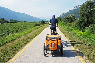 Piste cyclable et vignobles - A vélo des Dolomites au Lac de Garde - Italie