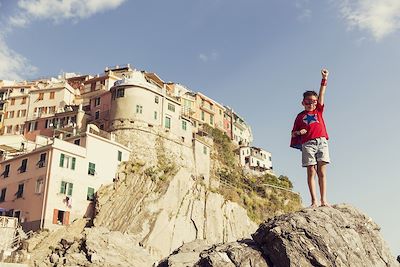 © RichVintage / iStock - Jeune superhéro - Cinque Terre - Italie Jeune superhéro - Cinque Terre - Italie