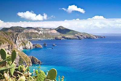 © istockphoto.com/Tatiana Brzozowska - Ile de Lipari - Les Iles Eoliennes - Sicile - Italie Ile de Lipari - Les Iles Eoliennes - Sicile - Italie