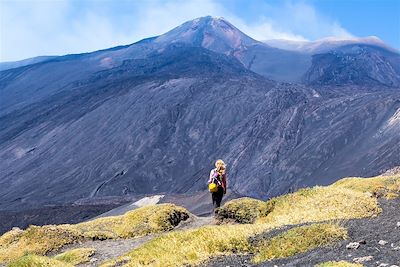© MaRabelo / iStock - Ascension du volcan Etna - Sicile - Italie Ascension du volcan Etna - Sicile - Italie