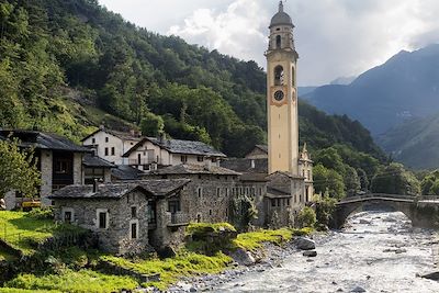 Vieux village des Alpes du sud - Italie